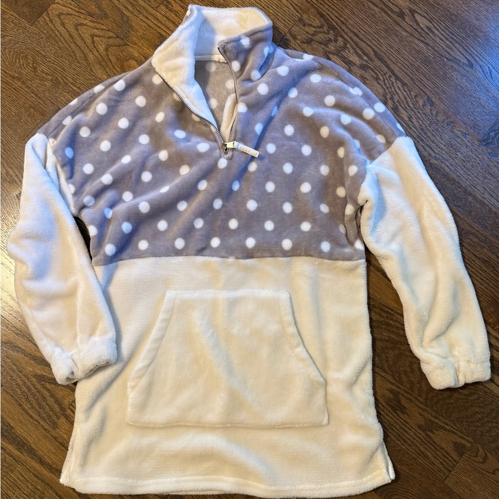 Women’s Gray and White Polka Dot Fleece Pullover. Size M